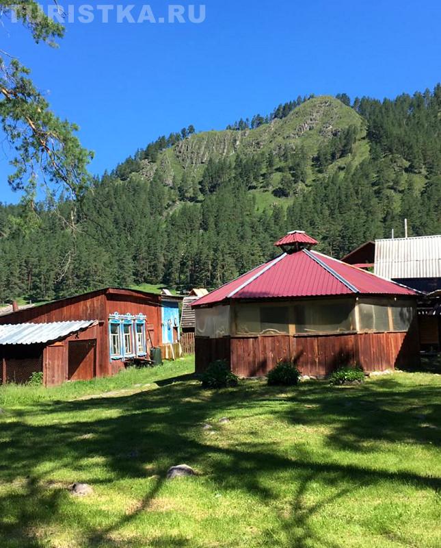 Большая и уютная беседка