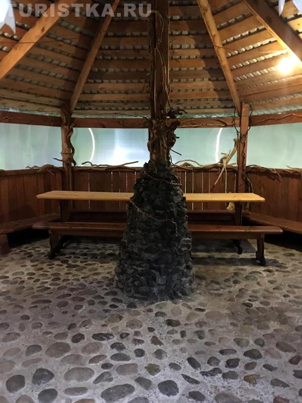 Большая и уютная беседка