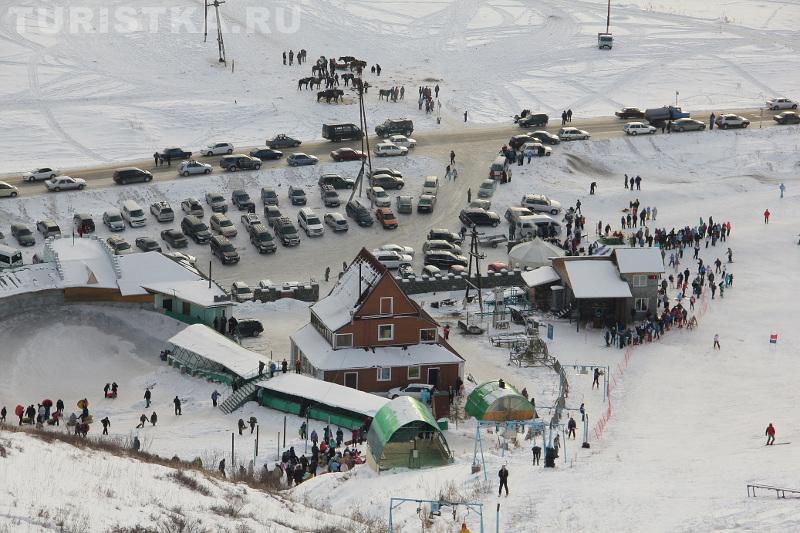 Горка-ледянка и горнолыжый подъемник