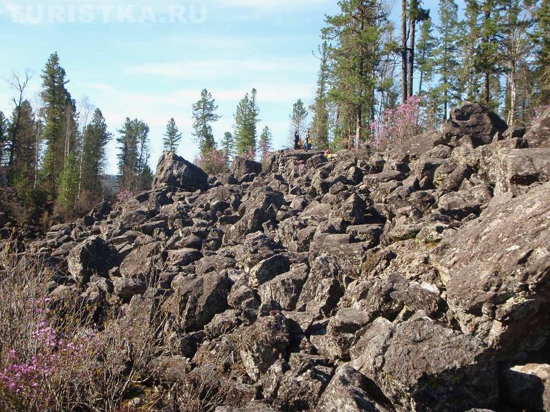 Каменные россыпи по берегам залива