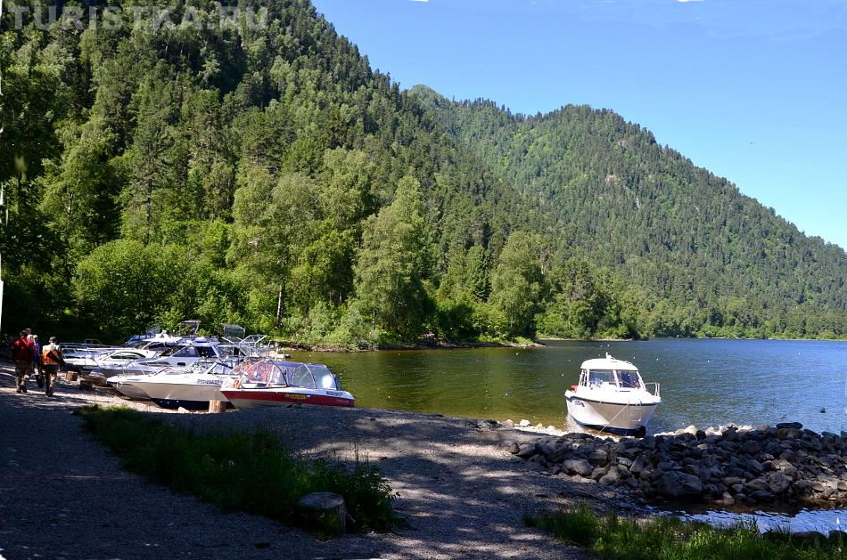 Катера около водопада Эстюба