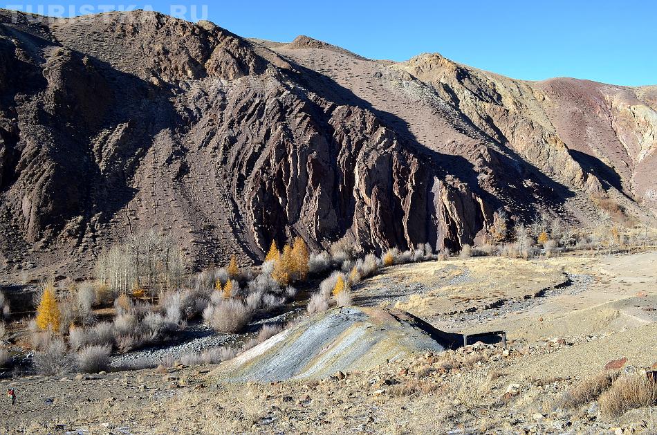 Отвалы штольни №1 в долине реки Кызыл-Чин