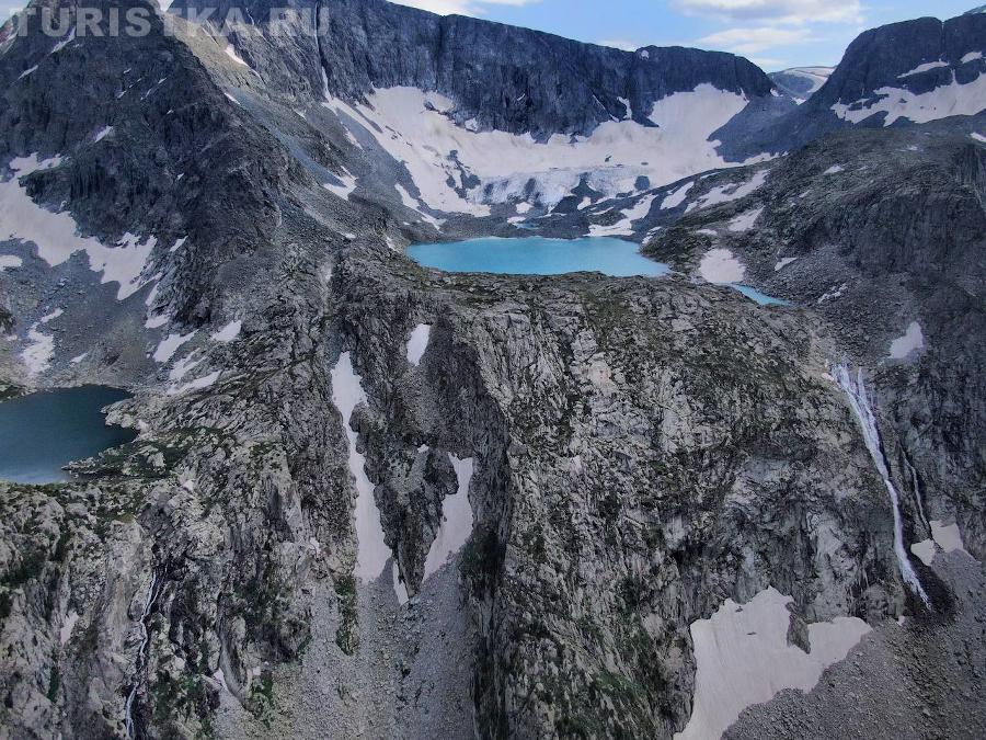 Полочки с озерами над озером Крепкое. С одной полочки срывается водопад