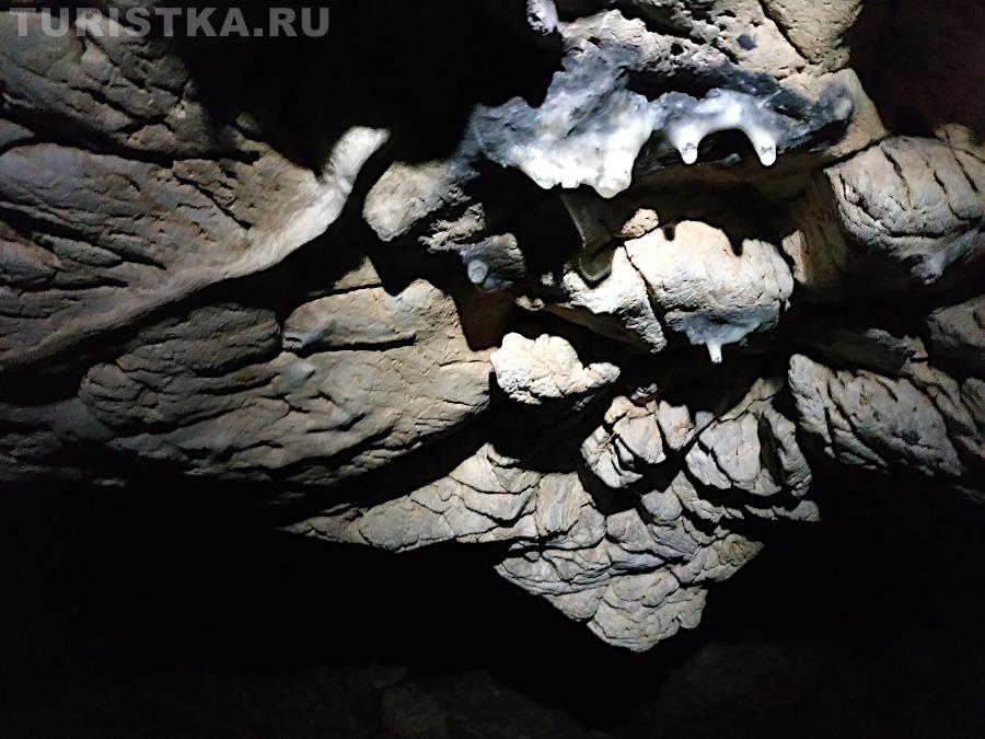 Натечки на стенах пещеры