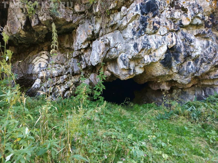 Грот на правом берегу речки Куюла около мостика к Куюлинской пещере