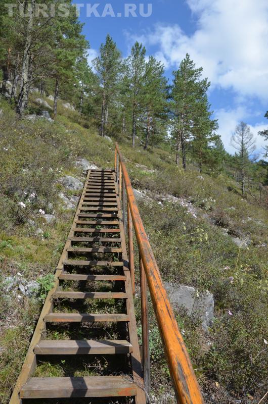 Лестница на тропе к Гроту Махам