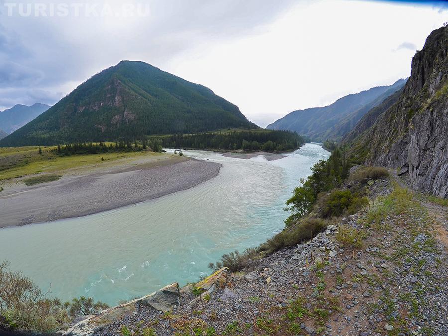 Бурый Аргут впадает в бирюзовую Катунь