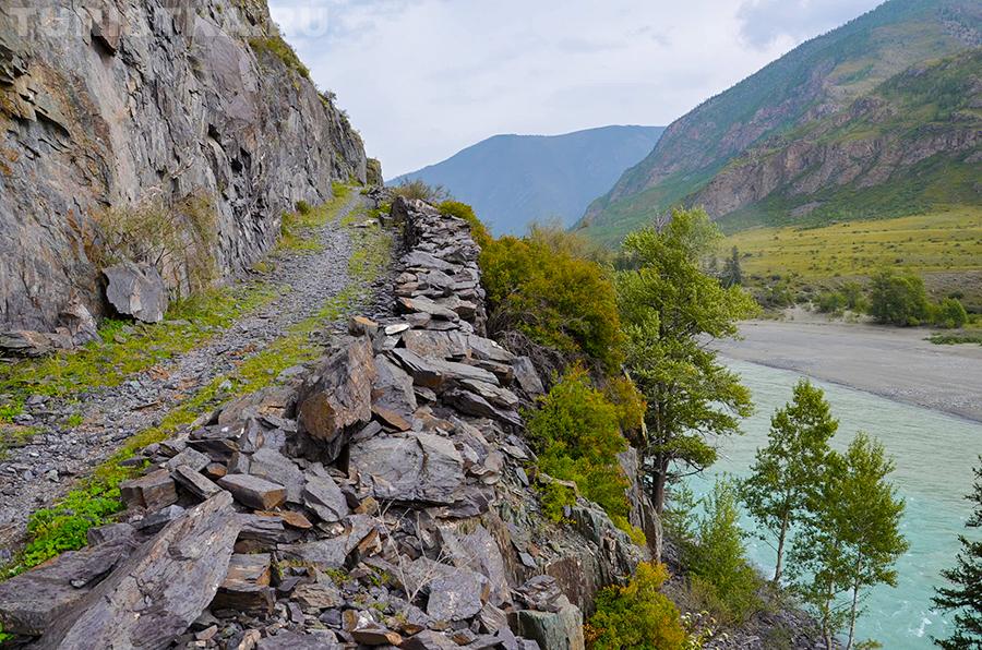 Дорога около слияния Катуни и Аргута