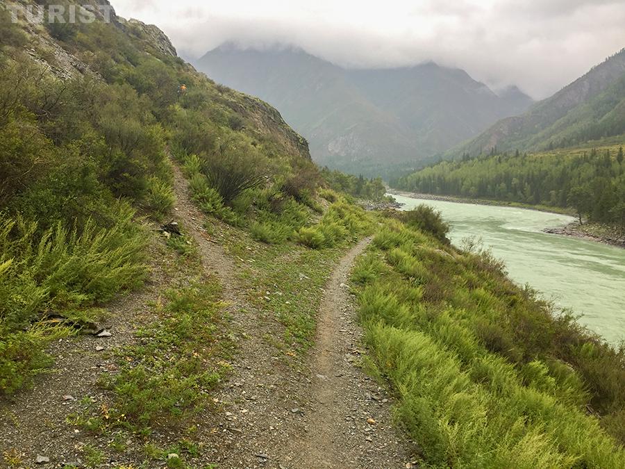 Вилка дороги. Вверх идет тропа к полочке, где можно оставить машину