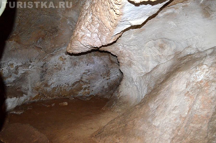 Глиняный пол и известняковые стены. "Каменная волна"