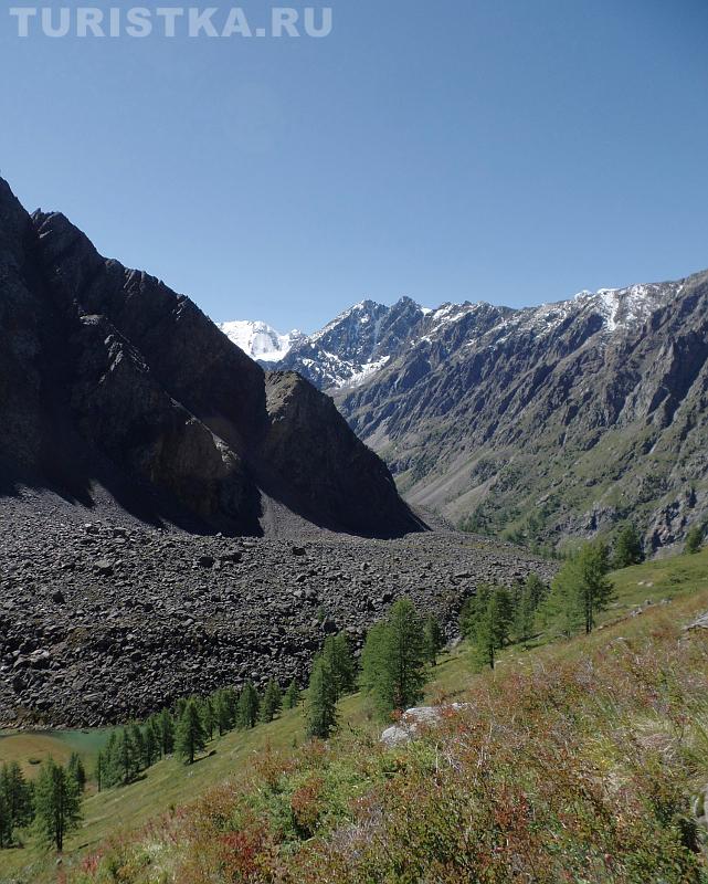 Вид на озерцо с подъема на Пирамиду от Шавлинского озера