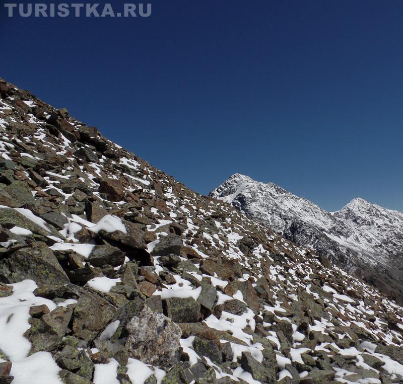 Вид при поъеме на гору Пирамида со стороны лагеря на реке, впадающей в Шавлинское озеро (после снегопада)