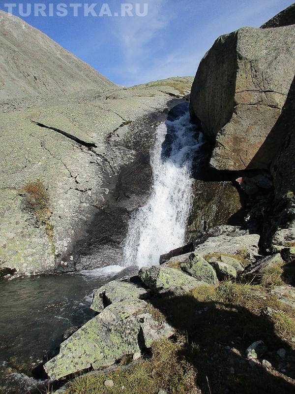 Небольшой водопад перед Озером Горных духов