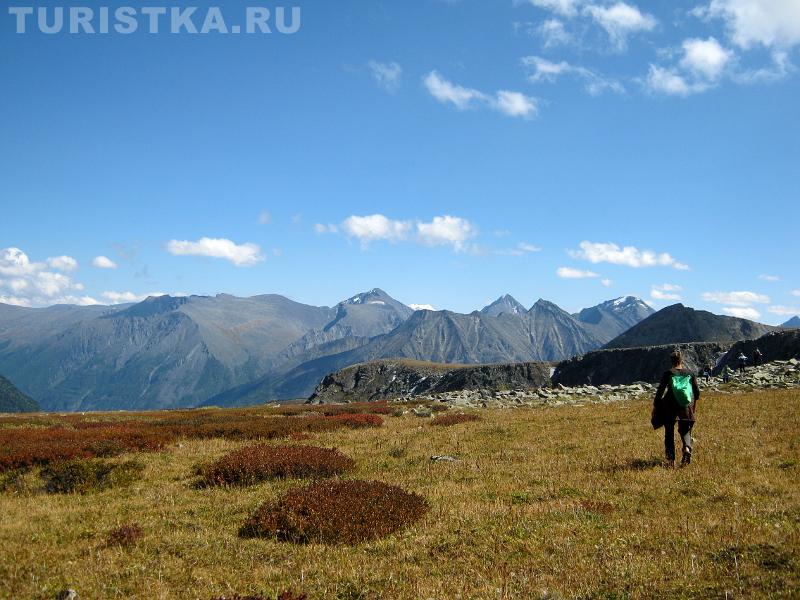 Выходим к обрыву над озером Кыргыз