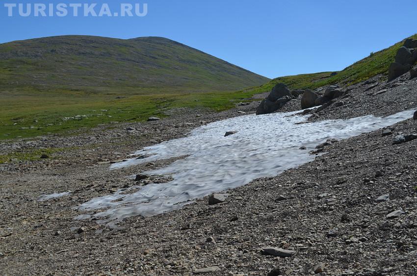 Снежник справа от тропы к озеру Вероники после Аккаинского перевала и плато