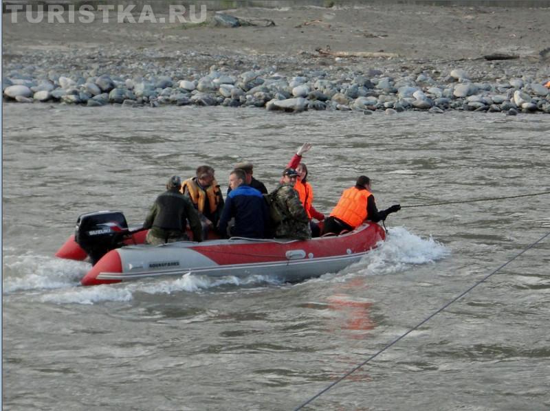 Лодочная переправа через реку Чемал