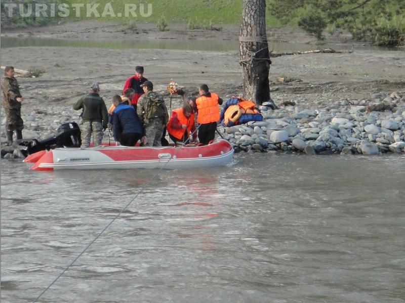 Лодочная переправа через реку Чемал