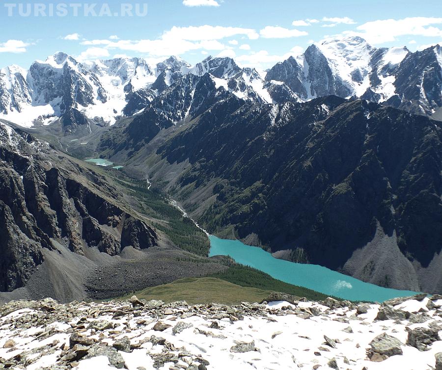 Вид на Шавлинские озера и горы Сказка, Мечта, Красавица с вершины Пирамиды