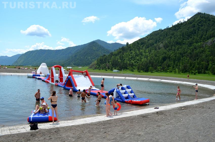 Надувной мост на озере