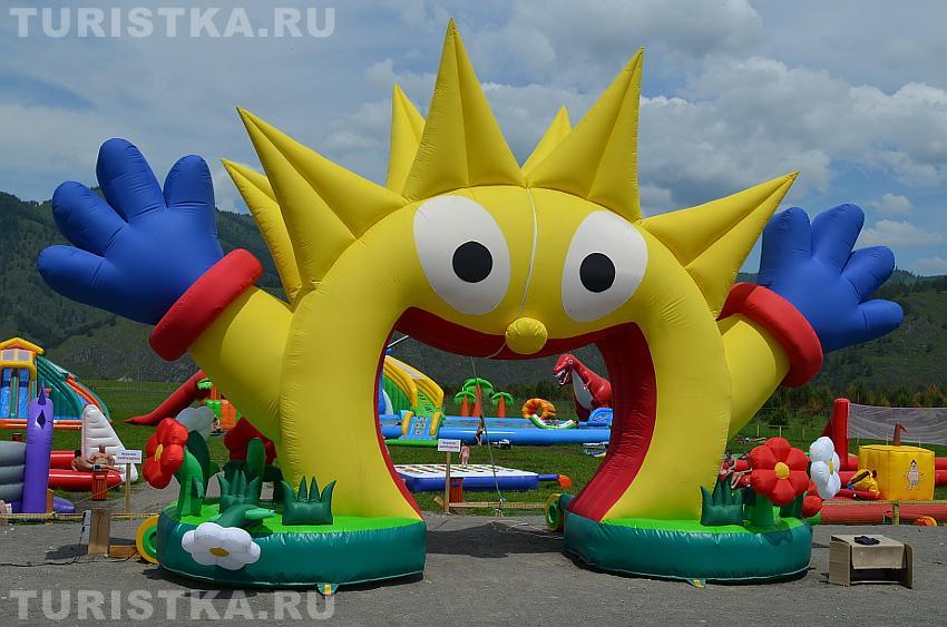 Надувные аттракционы на озере Рублевка