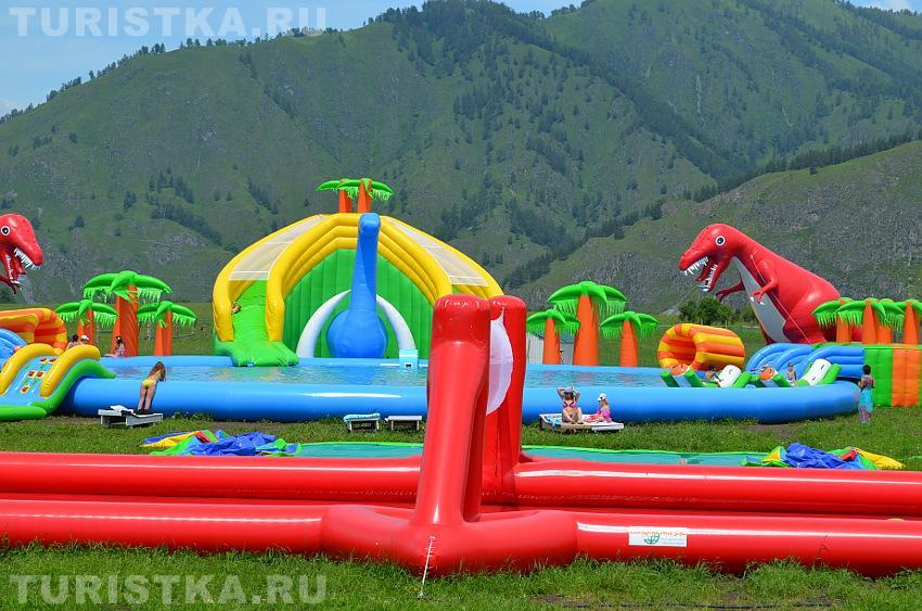 Надувные аттракционы на озере Рублевка