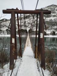 Подвесной мост в Аносе через реку Катунь