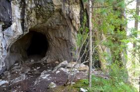 Один из выходов из пещеры