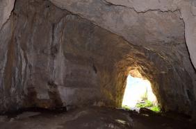 Отдых на Алтае : Чуйский тракт : Белобомская пещера : Выход из пещеры в сторону горелого леса