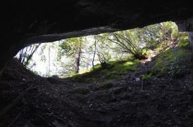 Один из выходов из пещеры