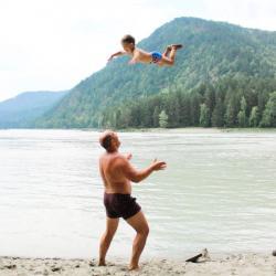 Авиакомпания «Папа может!» начинает свой полет.<br><br>Место съемки:  по дороге к с. Узнезя, Чемальский район.