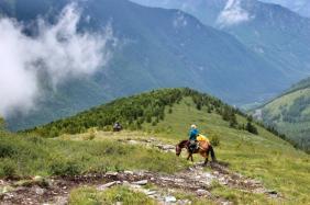 Активные туры в Горном Алтае от Высотника : Спуск с перевала Кара-Тюрек в долину реки Кучерла