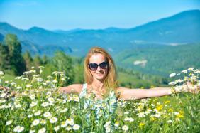 Туристка.Ру : Фотоконкурс СМЕХОТУРИКИ 2024 : Недалеко от Березовой Катуни : «Запаслась... Кому ромашки,чтобы погадать ??!»