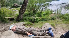 Туристка.Ру : Фотоконкурс СМЕХОТУРИКИ 2024 : В районе Нижнего Мультинского озера : «Не можешь идти - лежи по направлению к мечте!»