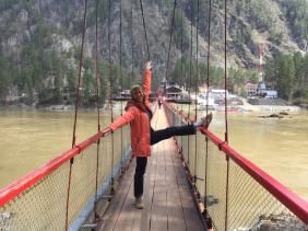 Алтай : Фотоконкурс : Смехотурики 2025 : Какой длинный балетный станок! Мост через Катунь у Царской охоты