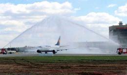 По традиции новые авиарейсы встречает водяная арка