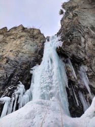 Горный Алтай : Чибитский Уларский водопад (Чарлик) : Вертикальная стена льда, около 20 м