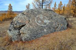 Горный Алтай : Золотая осень на Алтае : Знак мира на камне недалеко от Кызыл-Таша