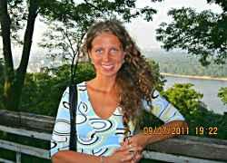 Горный Алтай: Чемальский район : Село Аскат : Выставка семьи Головань : Дарья Головань в парке около Днепра