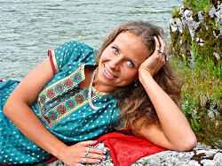 Горный Алтай: Чемальский район : Село Аскат : Выставка семьи Головань : Дарья на берегу Катуни