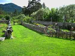 Горный Алтай: Чемальский район : Село Аскат : Выставка семьи Головань : Во дворе усадьбы