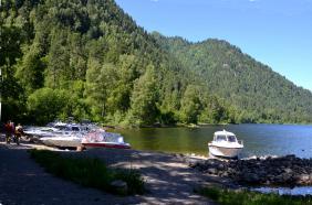 Отдых на Алтае : Телецкое озеро экскурсии к водопадам : Катера около водопада Эстюба