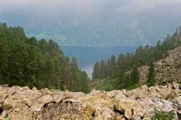 Вид на Телецкое озеро с курумника на Кулядын