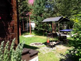 Отдых на Алтае : Базы и отели на Телецком озере : Гостевой дом «Lake House» : Мангал, теннисный стол, качеля рядом со Студией