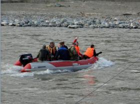 В районе моста через реку Чемал действует лодочная переправа