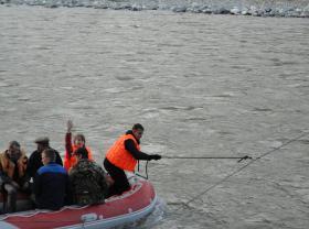 В районе моста через реку Чемал действует лодочная переправа