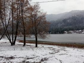 Отдых на Алтае : Базы на Телецком озере : Снег на Телецком озере