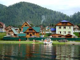 Горный Алтай : Базы на телецком озере : Усадьба Телецкий прибой : Территория усадьбы, вид с Телецкого озера