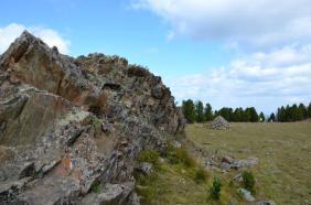Горный Алтай : Скалы на вершине горы Тияхта на Семинском перевале