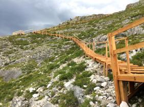 Лестница к пещере