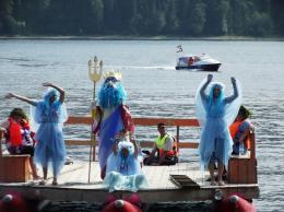Водный праздник на Телецком озере : шествие русалок и Нептуна 